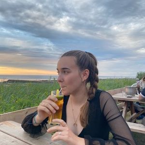 Meet your Posher, Stella